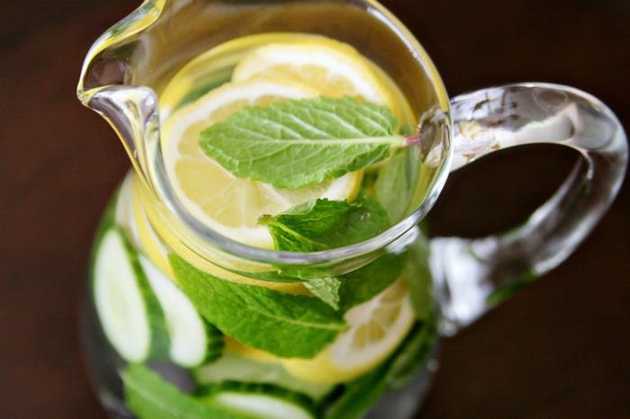 detox θεραπεία νερό λεμόνι φρέσκο ​​αγγούρι μέντας