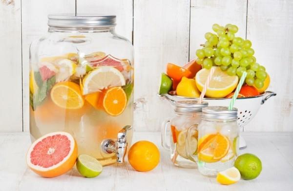 νερό αποτοξίνωσης με φρούτα ως διψαστικό
