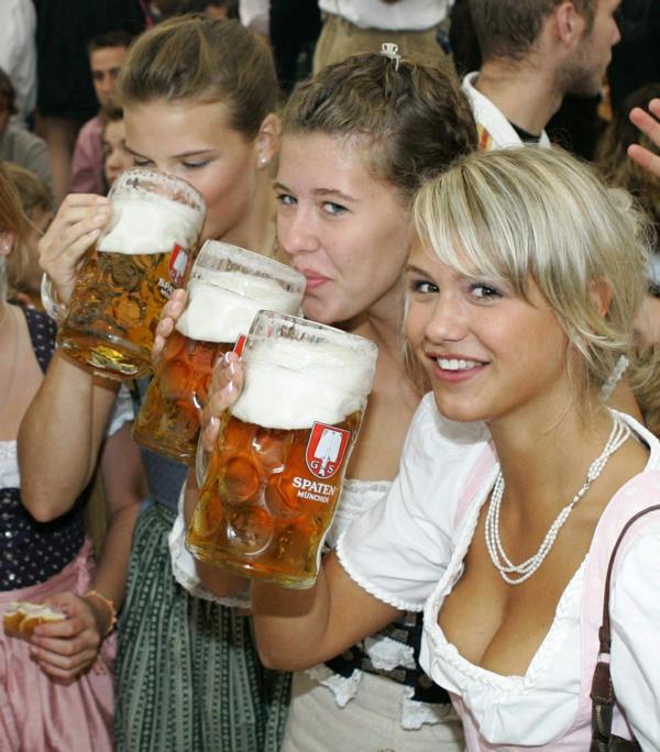 Η Γερμανία γιορτάζει τα oktoberfest μπύρα και τα φορέματα dirndl