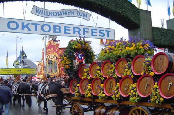 η Γερμανία γιορτάζει τα βαρέλια μπύρας oktoberfest και τα πολύχρωμα λουλούδια