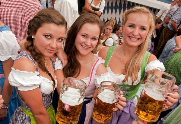 η Γερμανία γιορτάζει ευχάριστα το oktoberfest με dirndl