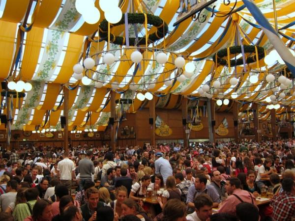 η Γερμανία γιορτάζει τη μεγάλη σκηνή μπύρας oktoberfest