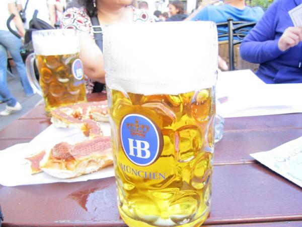 η Γερμανία γιορτάζει την κρύα μπύρα oktoberfest