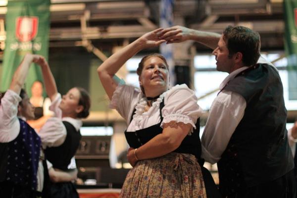 η Γερμανία γιορτάζει το oktoberfest χορεύοντας και τραγουδώντας