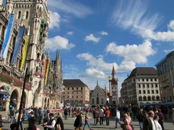 η Γερμανία γιορτάζει το oktoberfest μπροστά από το δημαρχείο