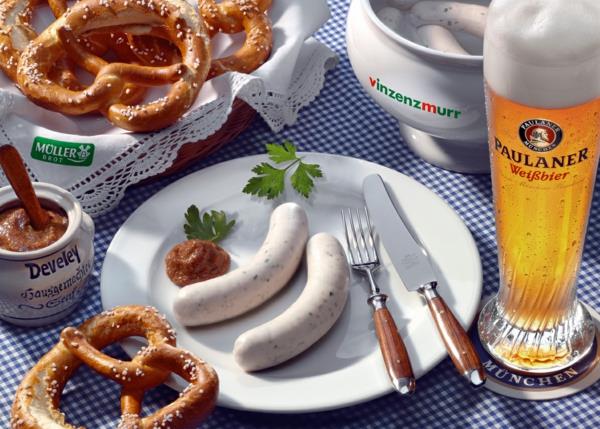 Η Γερμανία γιορτάζει το λευκό λουκάνικο Oktoberfest και τα κουλούρια