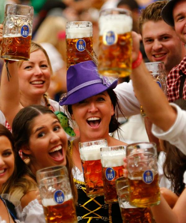 η Γερμανία γιορτάζει για τα καλά το oktoberfest