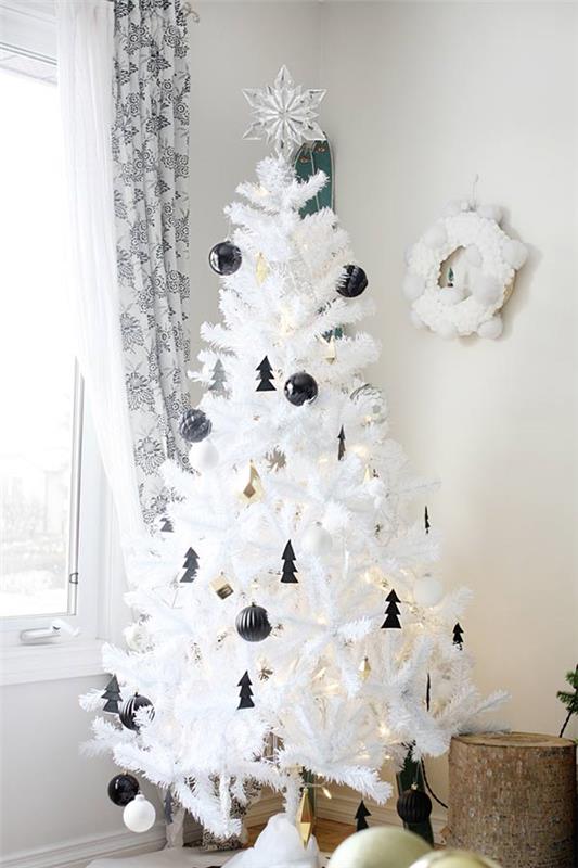 λεπτές μαύρες λεπτομέρειες από τις διακοσμήσεις του χριστουγεννιάτικου δέντρου