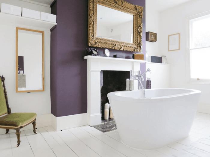 το χρώμα μωβ τοίχο έμφασης μπάνιου ανεξάρτητο πάτωμα σανίδας μπανιέρας