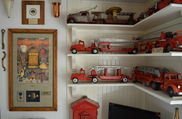 Η συλλογή παλιών αντικειμένων πυροσβεστικών οχημάτων σε ανοιχτά ράφια