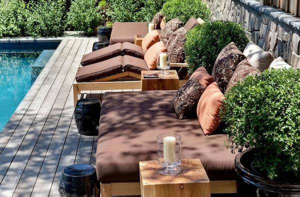 τα τέλεια έπιπλα εξωτερικού χώρου άνετες καρέκλες σε καφέ και σκούρο πορτοκαλί δίπλα στην πισίνα