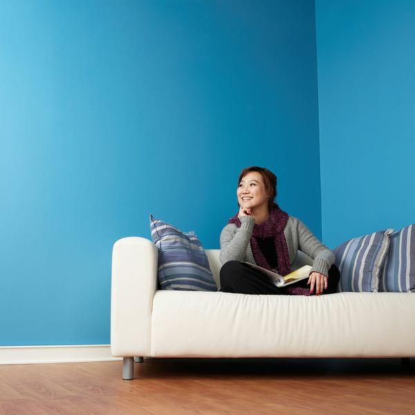 βάψιμο των τοίχων στο σπίτι μπλε ιδέα σαλόνι