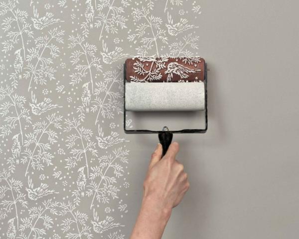 ζωγραφίζοντας τους τοίχους στο σπίτι βουρτσίζοντας λουλουδάτα διακοσμητικά μοτίβα