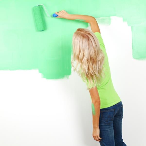 βάψτε τους τοίχους στο σπίτι πινέλο πράσινο χλωμό