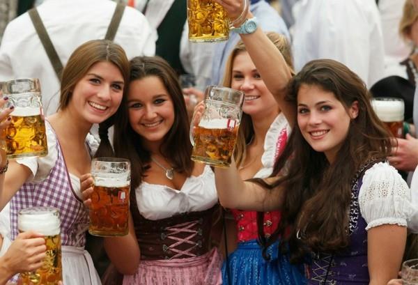 νεαρά κορίτσια με dirndls στο Oktoberfest