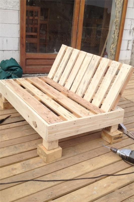 DIY έπιπλα κήπου από παλέτες χτίζουν ξύλινο καναπέ