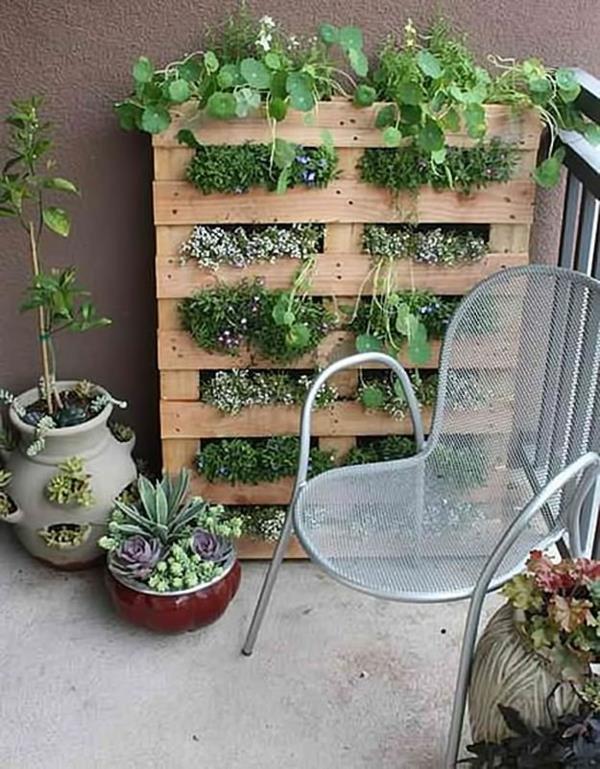 DIY έπιπλα κήπου από παλέτες κάθετο κήπο