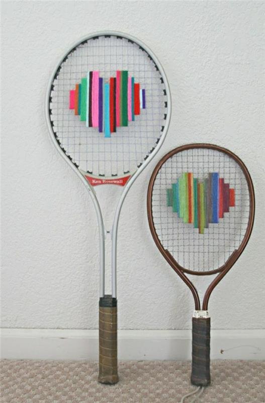 DIY διακόσμηση ράψτε χρωματιστές καρδιές από παλιές ρακέτες τένις