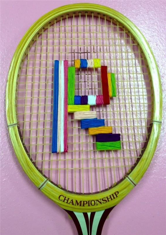 DIY διακόσμηση από ρακέτες τένις χρησιμοποιεί χρωματιστό νήμα