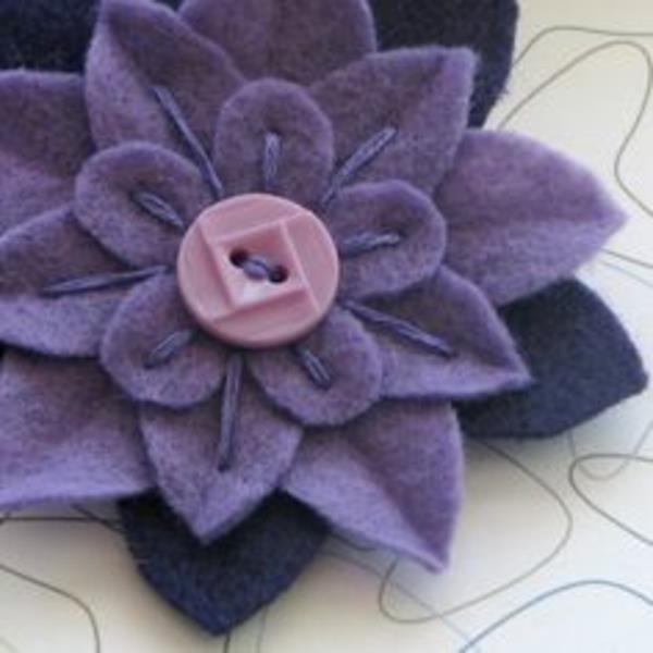 Ιδέες διακόσμησης DIY λουλούδια τσόχα φτιάξτε μόνοι σας μοβ λουλούδι