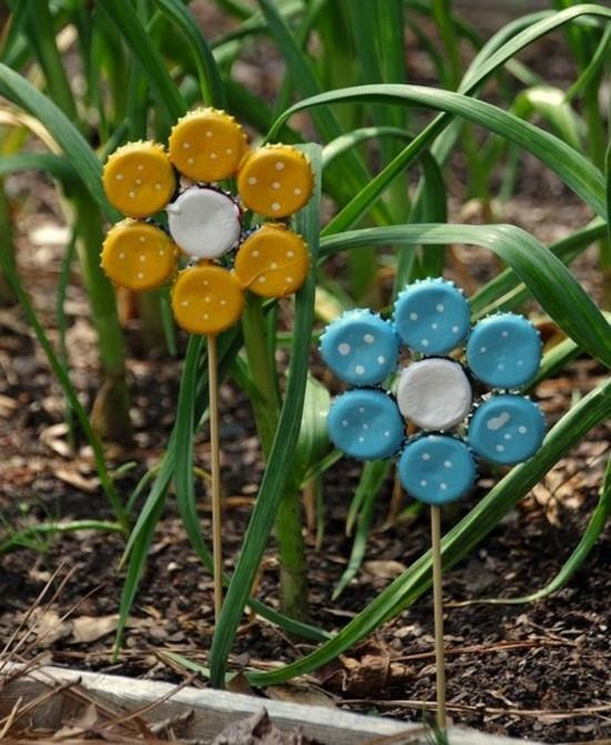 DIY ιδέες διακόσμησης κήπου κάνουν λουλούδια από καπάκια μπουκαλιών