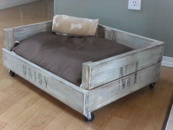 ξύλινα κρεβάτια σκύλων από παλέτες ευρώ γκρι μαξιλάρια