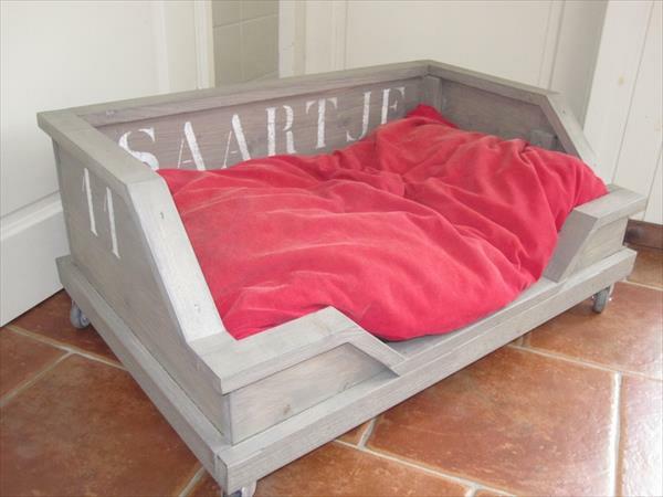 DIY ξύλινα κρεβάτια για σκύλους από ροζ κλινοσκεπάσματα από παλέτες ευρώ