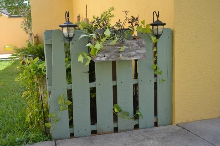DIY ιδέες για τον κήπο χτίζουν φράχτη κήπου από παλέτες