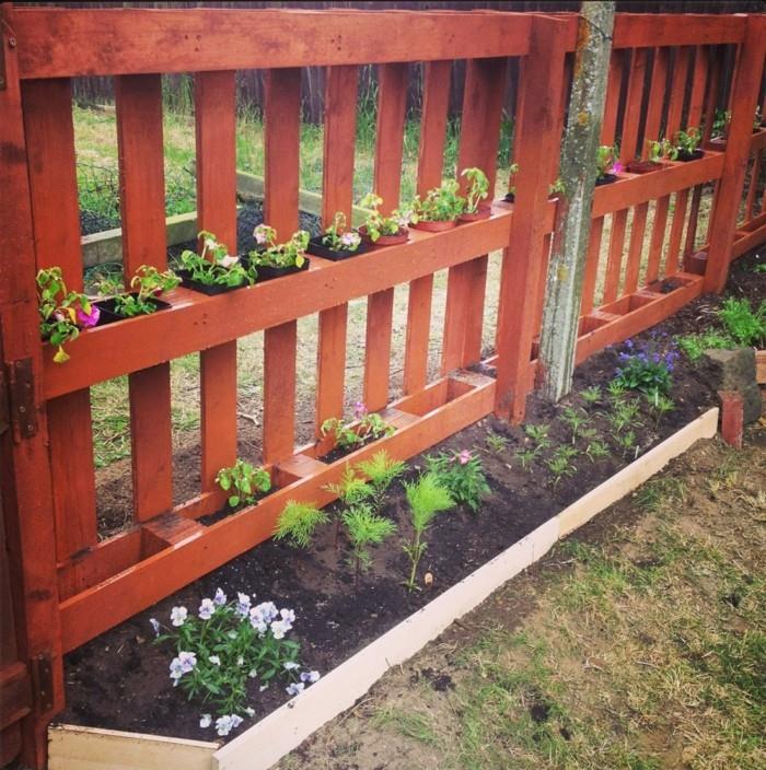 DIY ιδέες για το φράχτη του κήπου μόνοι σας από παλέτες με δοχεία φυτών