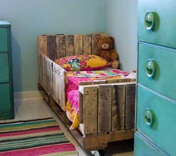 DIY ιδέες στο παιδικό κρεβάτι από ντουλάπα παλετών
