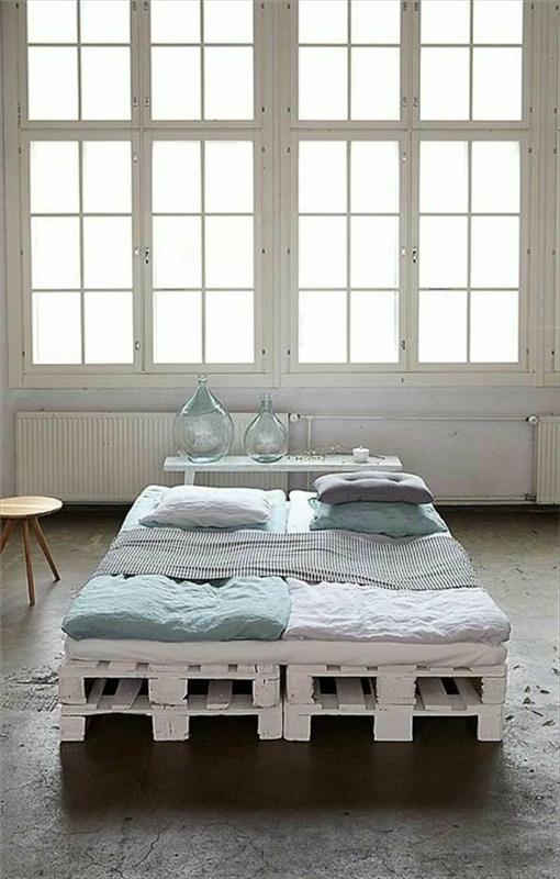 DIY έπιπλα ευρώ παλέτες πλαίσιο κρεβάτι βαμμένο λευκό