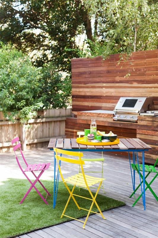 diy έργο φτιάξτε μόνοι σας πολύχρωμα έπιπλα κήπου από τραπεζάκι παλετών εξωτερικής κουζίνας πτυσσόμενες καρέκλες