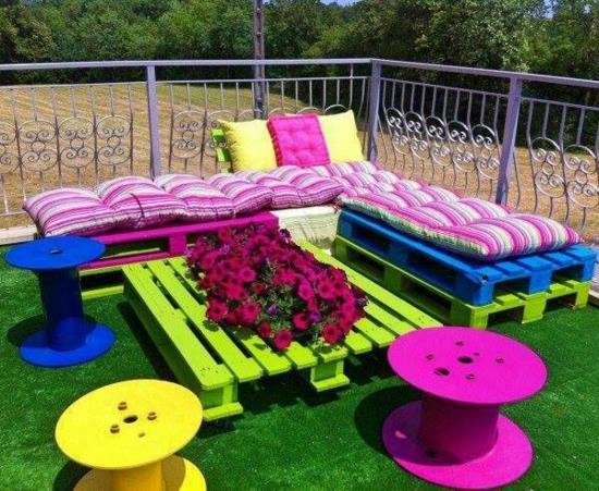 DIY έργο φτιάξτε τα δικά σας πολύχρωμα έπιπλα κήπου από πάγκο τραπεζιού καναπέ
