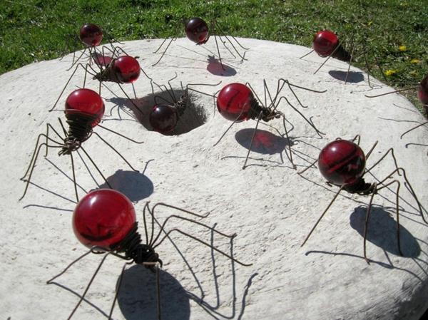 παλιές λάμπες κατασκευάζουν ιδέες στον κήπο κόκκινες αράχνες
