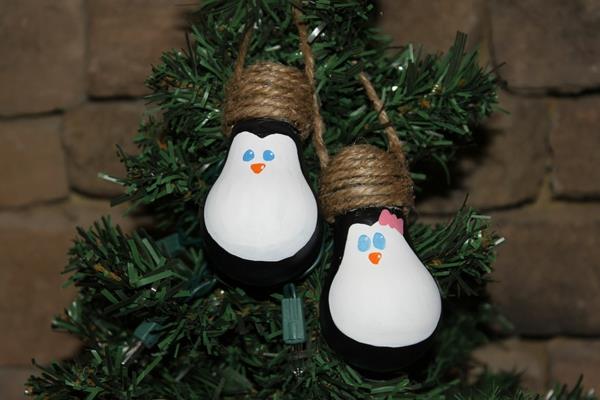 έργα παλιές λάμπες χειροτεχνίες ιδέες διακοσμήσεις χριστουγεννιάτικων δέντρων πιγκουίνοι