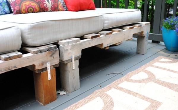 DIY καναπές από παλέτες φτιάξτε το δικό σας σχέδιο βεράντας με μπαλκόνι