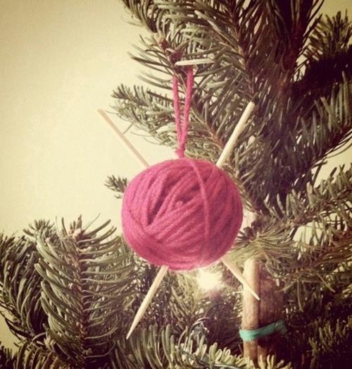 diy Χριστουγεννιάτικα στολίδια νήματα μπάλα ροζ πλέξιμο καρφί