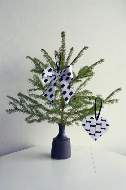 diy ιδέες χριστουγεννιάτικης διακόσμησης χριστουγεννιάτικο δέντρο ντεκό ετικέτες χαρτί