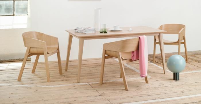 Δανέζικα έπιπλα από ανοιχτό ξύλινο τραπέζι