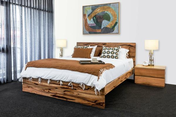διπλό κρεβάτι από χοντρό ξύλο