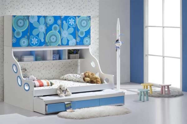 διπλά κρεβάτια παιδικό δωμάτιο χρωματιστές καρέκλες όμορφο σχέδιο τοίχου