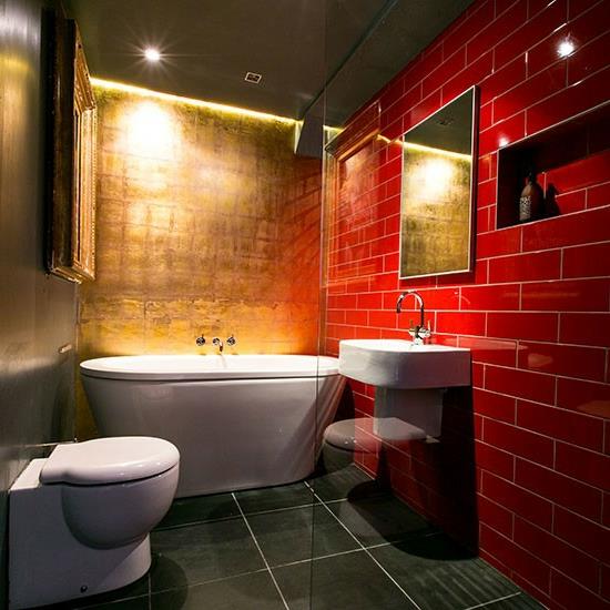 δραματική σκοτεινή ατμόσφαιρα μπανιέρα μπανιέρα μοντέρνο κόκκινο τοίχο μοντέρνο μπάνιο