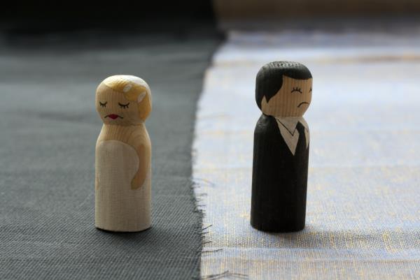 τρεις ζωδιακές ξύλινες φιγούρες άντρας γυναίκα Δίδυμοι έχουν αμφιβολίες δεν πιστεύουν στην ευτυχία του γάμου