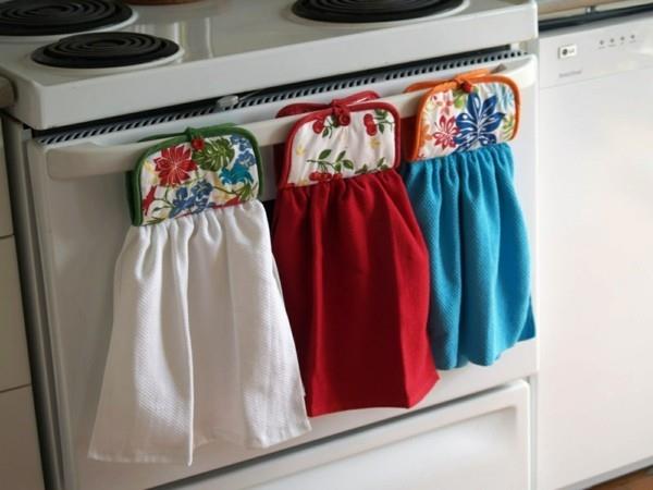 Τρεις διαφορετικές πετσέτες κουζίνας και κατσαρόλες σε ένα