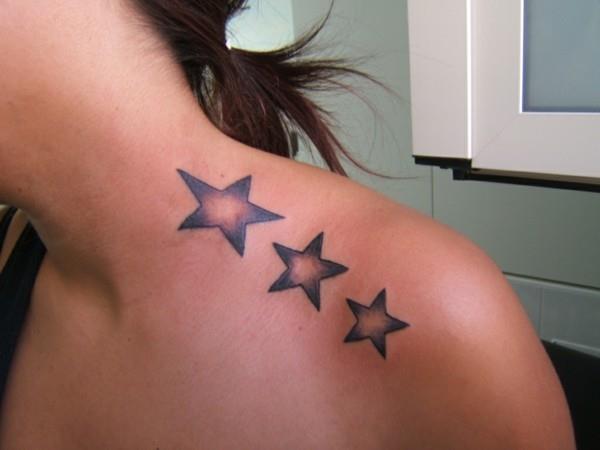 τατουάζ τριών αστέρων στον ώμο
