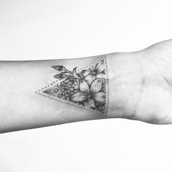 τρίγωνο λουλούδια dotwork τατουάζ καρπό