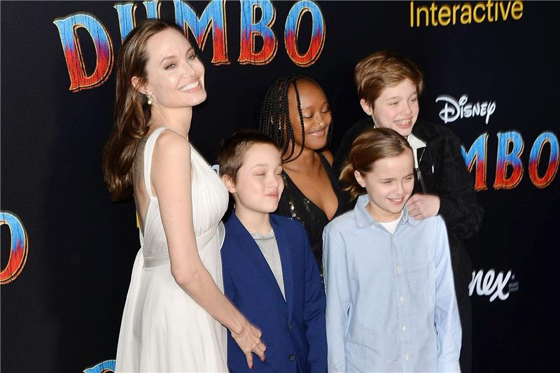 dumbo τέσσερα παιδιά - Angelina Jolie