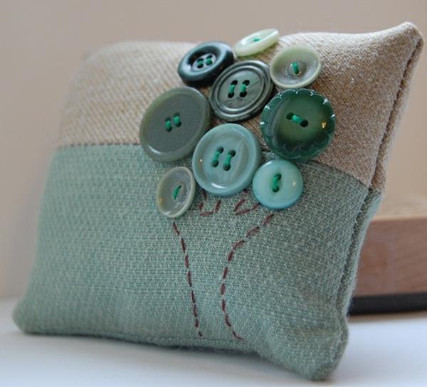 ιδέες χειροτεχνίας σκούρο πράσινο κουμπιά μαξιλάρι
