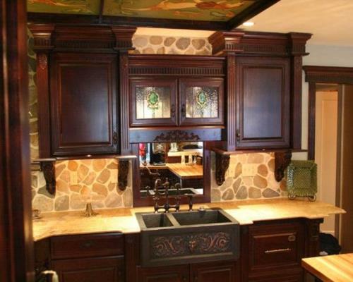 σκούρο ξύλινο μπορντό πέτρινο νιπτήρα τοίχου αντίκα σχεδιασμένη κουζίνα