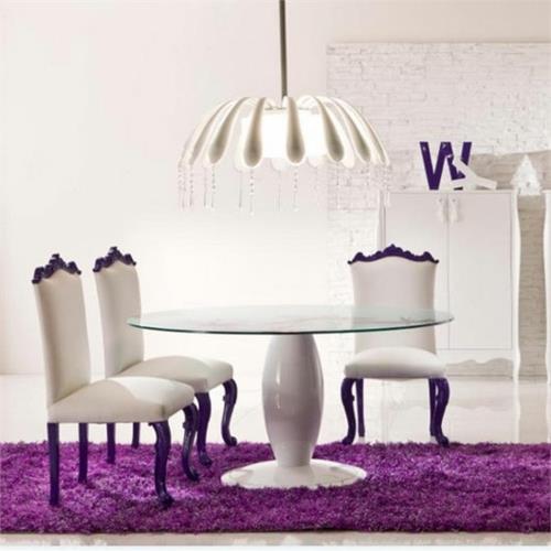 σκούρο μοβ μαλακό χαλί γυάλινο τραπέζι στρογγυλές καρέκλες σχεδιαστών λευκοί τοίχοι